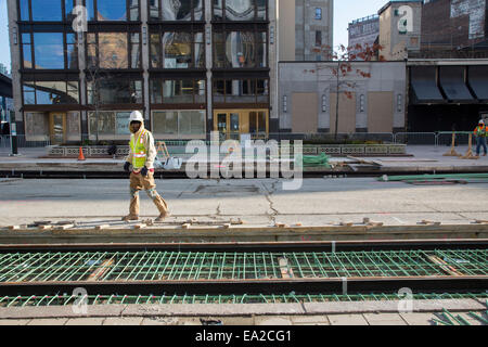 Detroit, Michigan - Travailleurs installer rails pour 3,3 milles M1 projet ferroviaire. Banque D'Images