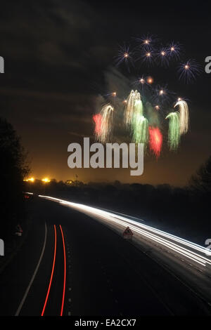 Preston, Lancashire, Royaume-Uni. 5 novembre, 2014. Bonfire Night. Feux d'artifice illuminent le ciel donnant l'apparence des esprits ou des anges à la recherche sur l'autoroute M55 dans le Lancashire. Le cas d'un feu de camp annuel sauterelles Preston. Banque D'Images