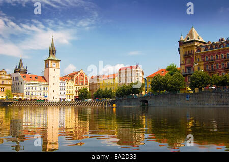 Vue sur les monuments de la rivière à Prague. Banque D'Images