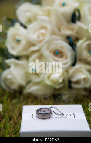 Bouquet de mariage avec les alliances Banque D'Images