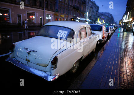 Une Volga à vendre dans la rue à Saint Petersbourg. Nuits blanches, les longues nuits d'été lorsque le jour dure 24 heures. Banque D'Images