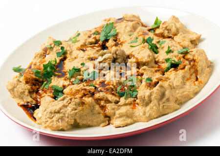 Ottoman traditionnel fait maison, viande de poulet circassien râpé dans la sauce de noix, arrosé d'huile de noix de couleur avec le paprika Banque D'Images