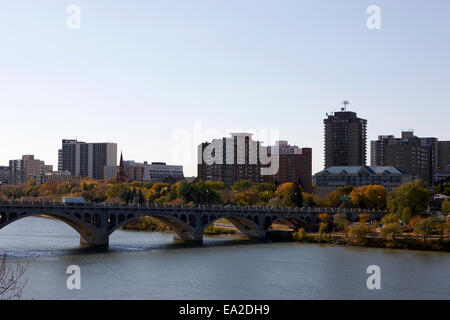 Pont Broadway et vue sur le centre-ville de Saskatoon sur la rivière South Saskatchewan Canada Banque D'Images