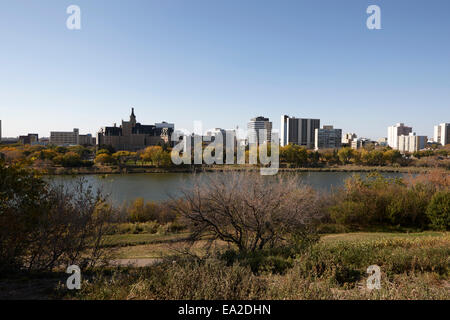Vue sur le centre-ville de Saskatoon sur la rivière South Saskatchewan Canada Banque D'Images