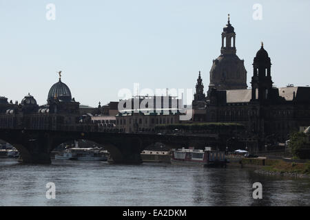 Les dômes de l'Académie des beaux-arts (L) et l'église Frauenkirche (R) et de l'Elbe à Dresde, Saxe, Allemagne. Banque D'Images