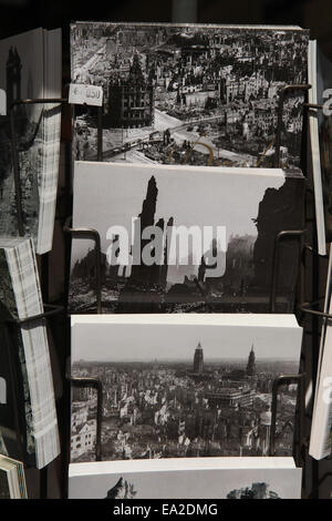 Sites touristiques de Dresde après les attentats en février 1945. Cartes postales dans une boutique de souvenirs à Dresde, Saxe, Allemagne. Banque D'Images