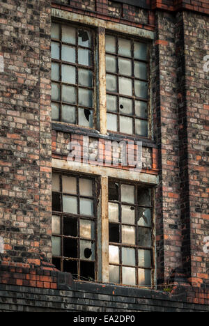 Fenêtre cassée d'un grand entrepôt en briques à l'historique stanley dock tobacco warehouse, Liverpool. Banque D'Images