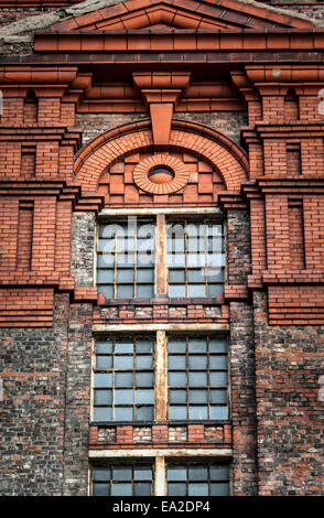 Détail autour de la fenêtre d'un grand entrepôt en briques à l'historique Stanley Dock Tobacco warehouse, Liverpool. Banque D'Images