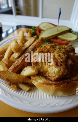 Gâteau de crabe Aliments USA Maryland sandwich avec des frites à la gare JR de temps passé Pub - Chestertown MD sur la côte Est Banque D'Images