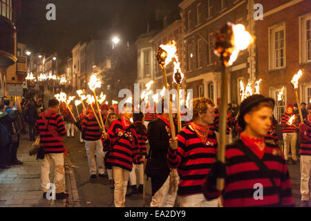 Lewes, dans le Sussex, UK. 05Th Nov, 2014. Gens portant des déguisements à pied vers le bas de la rue haute avec des torches dans leurs mains/Staszczuk Crédit : Slawek Alamy Live News Banque D'Images