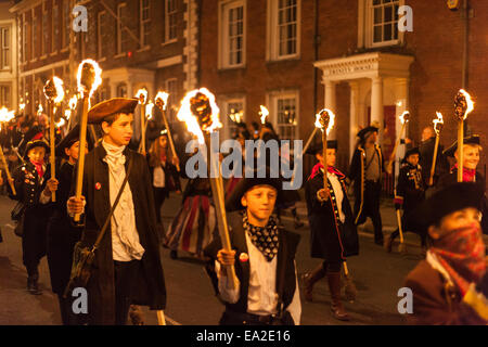 Lewes, dans le Sussex, UK. 05Th Nov, 2014. Gens portant des déguisements à pied vers le bas de la rue haute avec des torches dans leurs mains/Staszczuk Crédit : Slawek Alamy Live News Banque D'Images