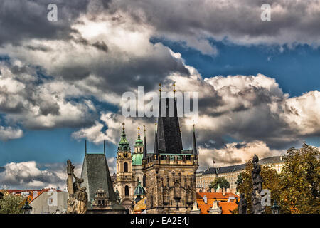 Détails de l'architecture, maisons, église, tour et la sculpture. Vue du pont Charles à Prague Banque D'Images