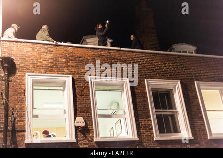 Lewes, dans le Sussex, UK. 05Th Nov, 2014. Les spectateurs sur le toit/Staszczuk Crédit : Slawek Alamy Live News Banque D'Images