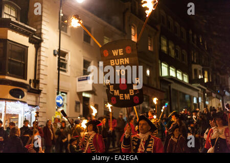 Lewes, dans le Sussex, UK. 05Th Nov, 2014. 'Nous brûler à retenir' banner Crédit : Slawek/Staszczuk Alamy Live News Banque D'Images