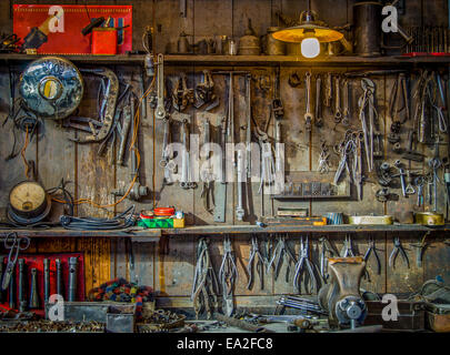 Outils Vintage suspendu dans un atelier Banque D'Images