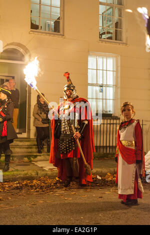 Lewes, dans le Sussex, UK. 05Th Nov, 2014. L'homme en costume centurion romain. Slawek Crédit : Staszczuk/Alamy Live News Banque D'Images