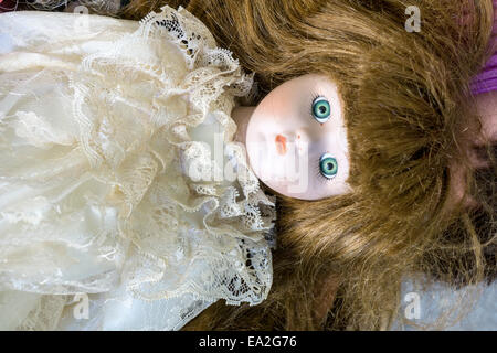 Belle poupée ancienne avec des yeux verts étonnants couché dans brocante stall habillé de dentelle exquise Piazza dei Ciompi Florence Banque D'Images