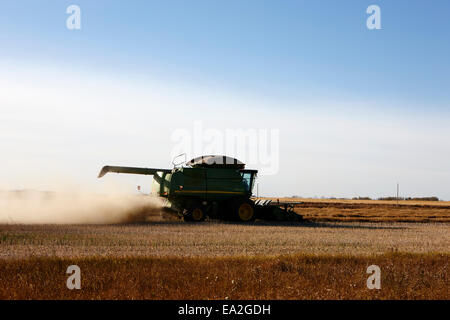 Moissonneuses-batteuses John Deere la récolte sur les prairies de la Saskatchewan Canada Banque D'Images