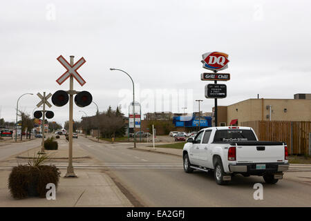 Route principale et de camions traversant un passage à niveau au centre-ville de Weyburn en Saskatchewan Canada Banque D'Images