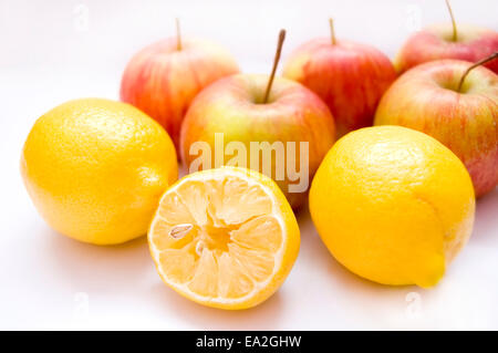 Image Fruits. Des pommes et des citrons sur fond isolé. Banque D'Images