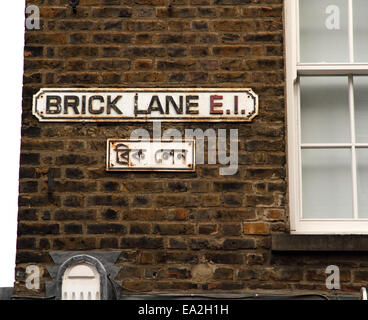 Signe de nom de rue, "Brick Lane" en anglais et pakistanais. Brick Lane est célèbre pour son 'Indian' restaurants Banque D'Images