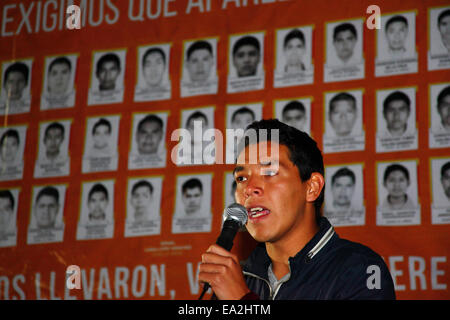 LA PAZ, BOLIVIE, 5 novembre 2014. Un chef d'étudiant parle lors d'un événement organisé pour montrer sa solidarité avec les 43 étudiants disparus au Mexique et pour exiger leur libération en toute sécurité. Les étudiants (qui étaient d'un collège de formation des enseignants à Ayotzinapa) ont disparu après avoir affronte la police dans la nuit du 26 septembre dans la ville d'Iguala dans l'État de Guerrero. Banque D'Images