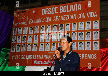 LA PAZ, BOLIVIE, 5 novembre 2014. Un chef d'étudiant parle lors d'un événement organisé pour montrer sa solidarité avec les 43 étudiants disparus au Mexique et pour exiger leur libération en toute sécurité. Les étudiants (qui étaient d'un collège de formation des enseignants à Ayotzinapa) ont disparu après avoir affronte la police dans la nuit du 26 septembre dans la ville d'Iguala dans l'État de Guerrero. Banque D'Images