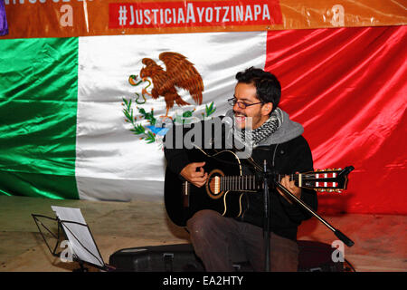 LA PAZ, BOLIVIE, 5 novembre 2014. Un musicien se produit lors d'un événement organisé pour montrer sa solidarité avec les 43 étudiants disparus au Mexique et demander leur libération en toute sécurité. Les étudiants (qui étaient d'un collège de formation des enseignants à Ayotzinapa) ont disparu après avoir affronte la police dans la nuit du 26 septembre dans la ville d'Iguala dans l'État de Guerrero. Banque D'Images