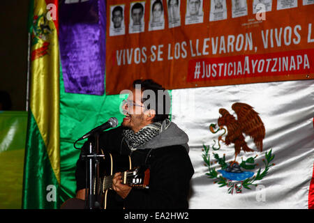 LA PAZ, BOLIVIE, 5 novembre 2014. Un musicien se produit lors d'un événement organisé pour montrer sa solidarité avec les 43 étudiants disparus au Mexique et demander leur libération en toute sécurité. Les étudiants (qui étaient d'un collège de formation des enseignants à Ayotzinapa) ont disparu après avoir affronte la police dans la nuit du 26 septembre dans la ville d'Iguala dans l'État de Guerrero. Banque D'Images