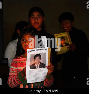 LA PAZ, BOLIVIE, 5 novembre 2014. Une écolière tient un portrait de l'un des élèves disparus lors d'une représentation d'une troupe de théâtre lors d'un événement organisé pour montrer sa solidarité avec les 43 élèves disparus au Mexique et exiger leur libération en toute sécurité. Les étudiants (qui venaient d'un collège de formation des enseignants à Ayotzinapa) ont disparu après des affrontements avec la police dans la nuit du 26 septembre dans la ville d'Iguala dans l'Etat de Guerrero. Banque D'Images