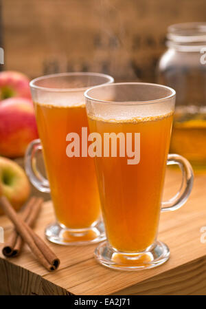 Chauds et délicieux avec cidre et pommes honeycrisp cinnammon sur une table en bois rustique. Banque D'Images