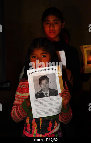 LA PAZ, BOLIVIE, 5 novembre 2014. Une écolière tient un portrait de l'un des élèves disparus lors d'une représentation d'une troupe de théâtre lors d'un événement organisé pour montrer sa solidarité avec les 43 élèves disparus au Mexique et exiger leur libération en toute sécurité. Les étudiants (qui venaient d'un collège de formation des enseignants à Ayotzinapa) ont disparu après des affrontements avec la police dans la nuit du 26 septembre dans la ville d'Iguala dans l'Etat de Guerrero. Banque D'Images