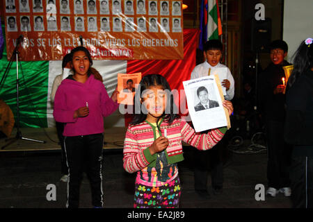 LA PAZ, BOLIVIE, 5 novembre 2014. Une écolière tient un portrait de l'un des élèves disparus lors d'une représentation d'une troupe de théâtre lors d'un événement organisé pour montrer sa solidarité avec les 43 élèves disparus au Mexique et exiger leur libération en toute sécurité. Les étudiants (qui venaient d'un collège de formation des enseignants à Ayotzinapa) ont disparu après des affrontements avec la police dans la nuit du 26 septembre dans la ville d'Iguala dans l'Etat de Guerrero. Banque D'Images