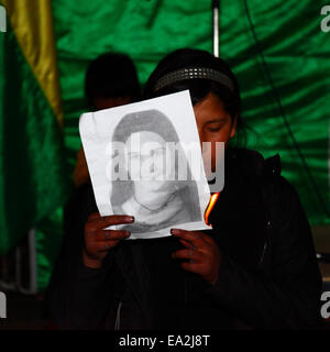 LA PAZ, BOLIVIE, 5 novembre 2014. Des enfants d'un groupe de théâtre se présentent à un événement organisé pour montrer leur solidarité avec les 43 élèves disparus au Mexique et pour exiger leur libération en toute sécurité. Les étudiants (qui étaient d'un collège de formation des enseignants à Ayotzinapa) ont disparu après avoir affronte la police dans la nuit du 26 septembre dans la ville d'Iguala dans l'État de Guerrero. Banque D'Images