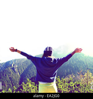 Teenage girl sentir la liberté en montagnes paysage. Vintage, style rétro. Banque D'Images