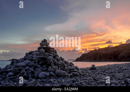 Coucher du soleil tombe sur une plage rocheuse à l'extrémité orientale de Saint John Banque D'Images