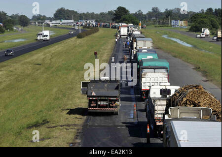 Buenos Aires, Argentine. 5Th Nov, 2014. Les véhicules restent bloqués après la coupe de transit en raison des inondations après le débordement de la rivière Areco causés par les fortes pluies, dans la ville de Lima, province de Buenos Aires, en Argentine, le 5 novembre 2014. © Carlos Brigo/TELAM/Xinhua/Alamy Live News Banque D'Images