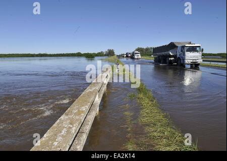 Buenos Aires, Argentine. 5Th Nov, 2014. Déplacer les camions sur une rue inondée après le débordement de la rivière Areco en raison des fortes pluies, dans la ville de Lima, province de Buenos Aires, en Argentine, le 5 novembre 2014. © Carlos Brigo/TELAM/Xinhua/Alamy Live News Banque D'Images