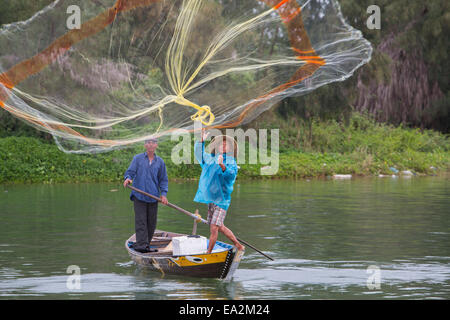 Filets de pêcheurs casting sur la rivière Thu Bon, Hoi An, Vietnam Banque D'Images