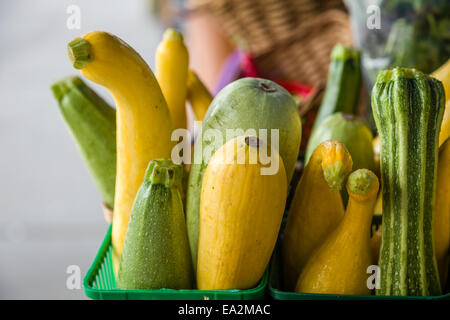 Des courges dans un panier à un marché de producteurs. Banque D'Images