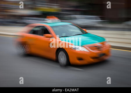 Les courses de taxi rue animée. Banque D'Images