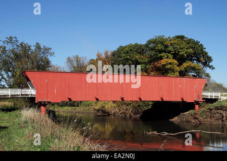 Winterset, Iowa, États-Unis. Oct 11, 2014. Le Pont de crête est la plus septentrionale des six autres ponts couverts au comté de Madison situé à quatre miles au nord-ouest de Winterset (Iowa). Il est d'origine 1884 structure à son emplacement d'origine. Les piles du pont ont été remplacées par des supports en acier, et la structure a été entièrement rénové en 1992. Le pont a été utilisé jusqu'en 1993, quand il a été contourné par un nouveau pont en béton situé à 200 pieds au sud de la structure. La ligne de crête pont, ainsi que l'Holliwell, Roseman et ponts, de Cèdre d'origine étaient tous construits au début des années 1880 par Madison Banque D'Images