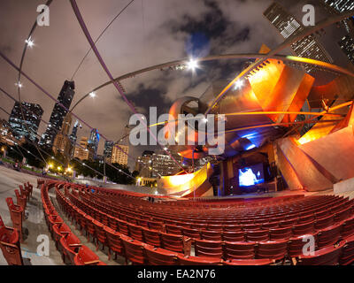 Une vue spectaculaire sur la fisheye Pavillon Jay Pritzker, dans le Millennium Park, Chicago, la nuit. Banque D'Images