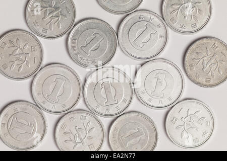 Un gros plan d'un yen japonais (1 pièces de monnaie yen), la plus petite dénomination de yen japonais monnaie. Banque D'Images