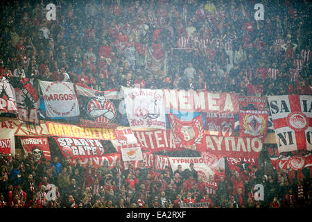 Turin, Italie. 4ème Nov, 2014. L'Olympiacos fans Football/soccer Ligue des Champions : un groupe de correspondance entre l'Olympiacos 3-2 Juventus Juventus Stadium à à Turin, Italie . © Maurizio Borsari/AFLO/Alamy Live News Banque D'Images