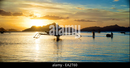 Beau Coucher du soleil à El Nido dans l'île de Palawan aux Philippines. Banque D'Images