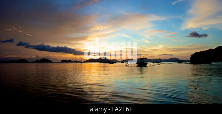 El Nido coucher du soleil dans l'île de Palawan aux Philippines. Banque D'Images