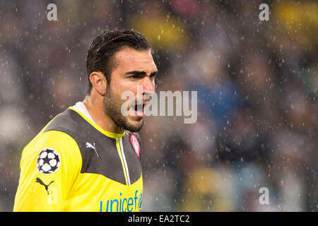 Turin, Italie. 4ème Nov, 2014. Roberto (Valencia) Football/soccer Ligue des Champions : un groupe de correspondance entre l'Olympiacos 3-2 Juventus Juventus Stadium à à Turin, Italie . © Maurizio Borsari/AFLO/Alamy Live News Banque D'Images