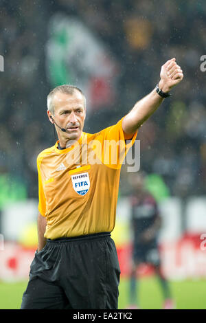 Turin, Italie. 4ème Nov, 2014. Martin Atkinson (arbitre) Football/soccer Ligue des Champions : un groupe de correspondance entre l'Olympiacos 3-2 Juventus Juventus Stadium à à Turin, Italie . © Maurizio Borsari/AFLO/Alamy Live News Banque D'Images