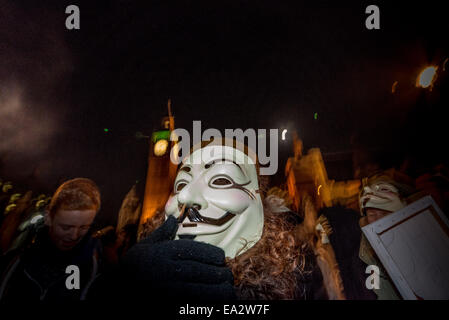 Londres, R.-U... 5Th Nov, 2014. Masque de millions de Mars à protester contre la surveillance de masse, d'austérité et d'une violation des droits de l'homme. Credit : Subvention Vélaires/ZUMA/ZUMAPRESS.com/Alamy fil Live News Banque D'Images